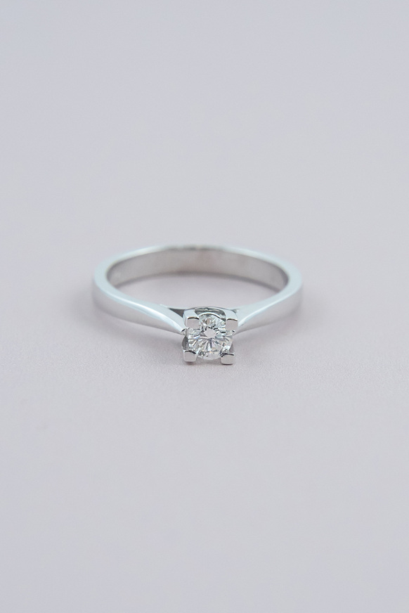 Μονόπετρο δαχτυλίδι λευκόχρυσο με διαμάντι κλασικό