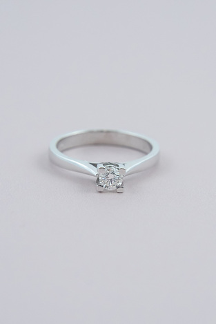 Μονόπετρο δαχτυλίδι λευκόχρυσο με διαμάντι κλασικό