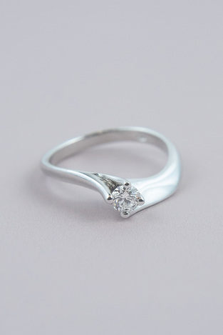 Μονόπετρο δαχτυλίδι λευκόχρυσο σχήμα φλόγας με διαμάντι