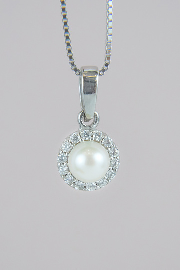 Women's Pearl Necklace
